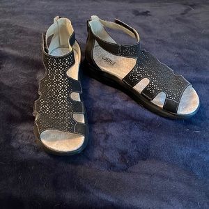 JBU black sandals